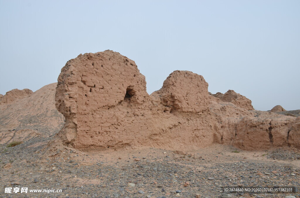 沙漠中的古老土筑遗迹