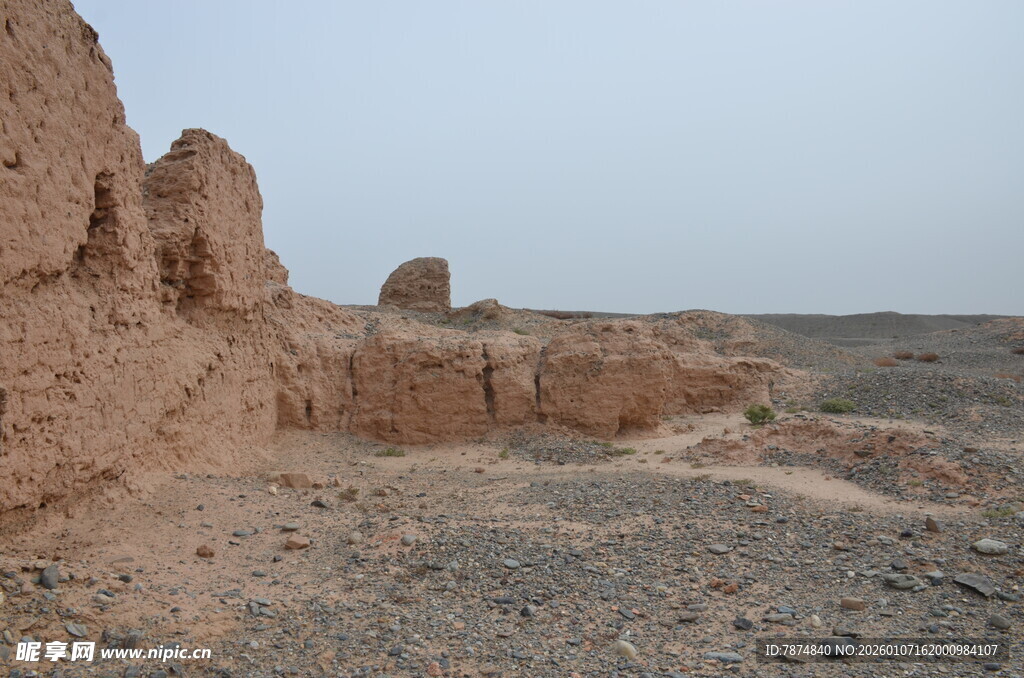 沙漠中的古老土筑遗迹