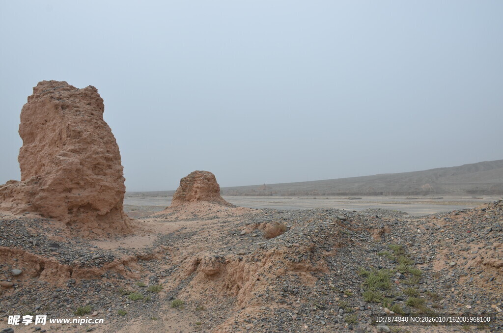 沙漠中的古老土堆遗迹