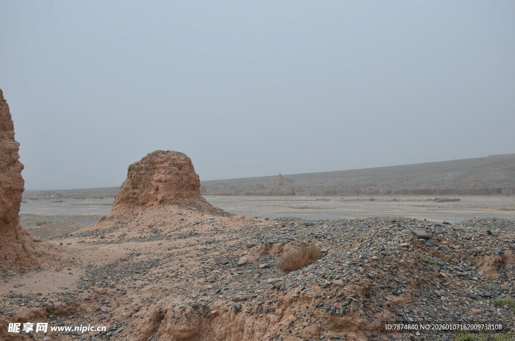 沙漠中的古老土堆遗迹