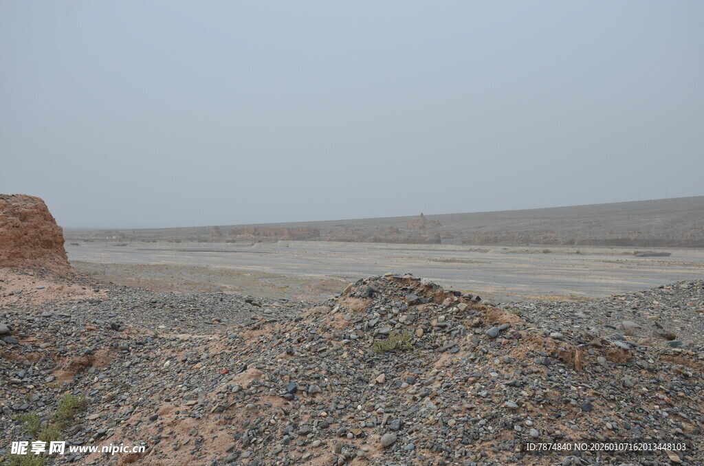 荒凉戈壁地貌景观