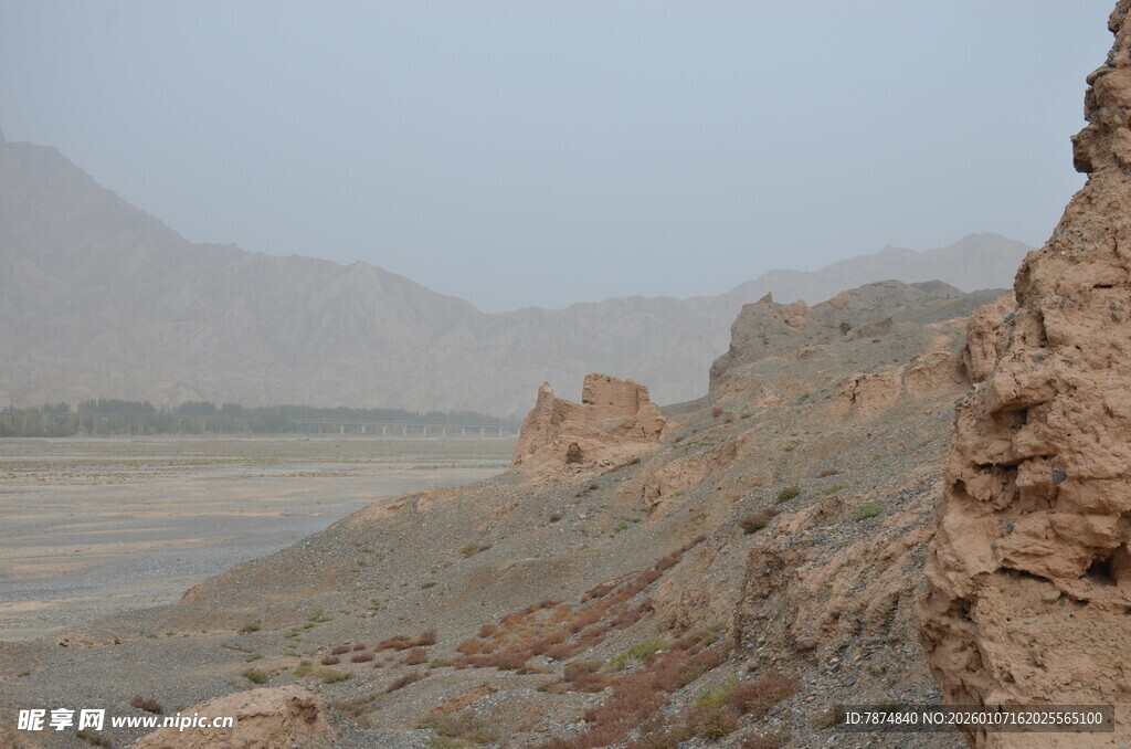 荒凉山丘下的开阔地貌