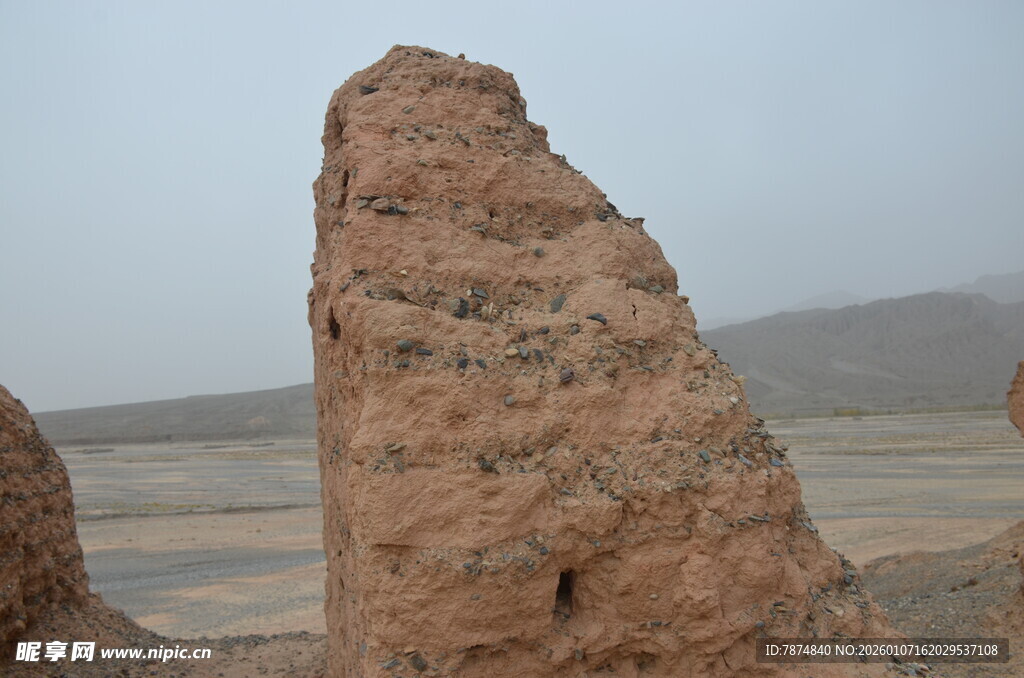 沙漠中的古老土塔遗迹