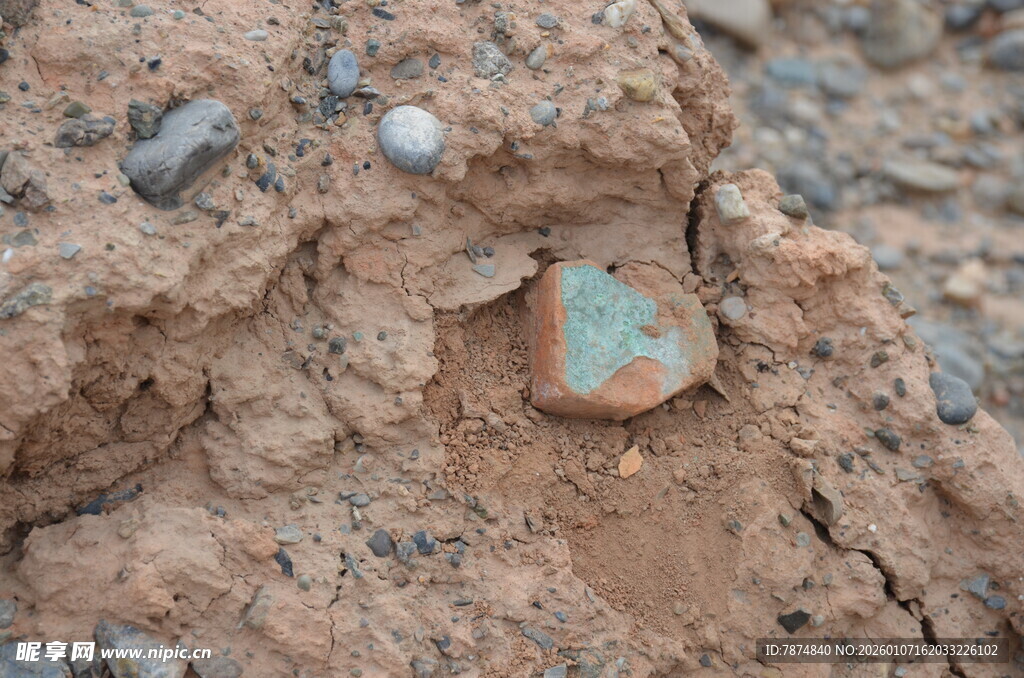 泥土中的彩色小石块