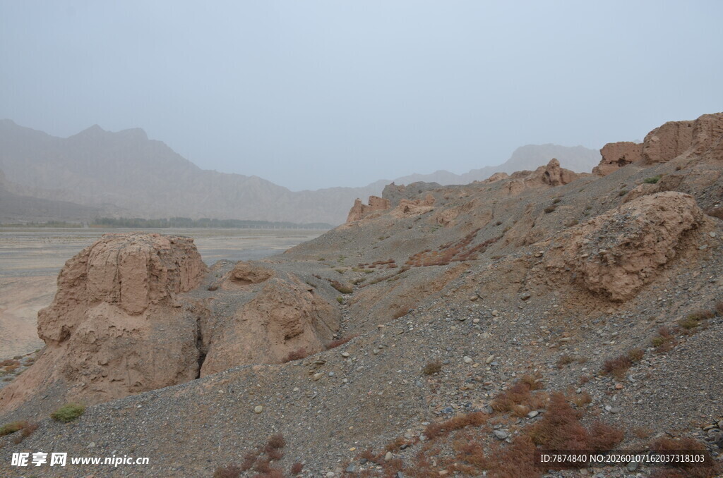 荒凉戈壁中的奇特岩石地貌