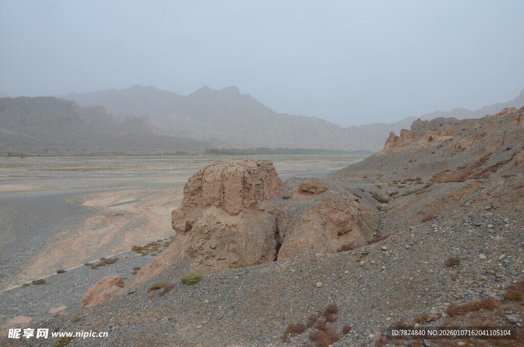 荒凉戈壁中的嶙峋岩石