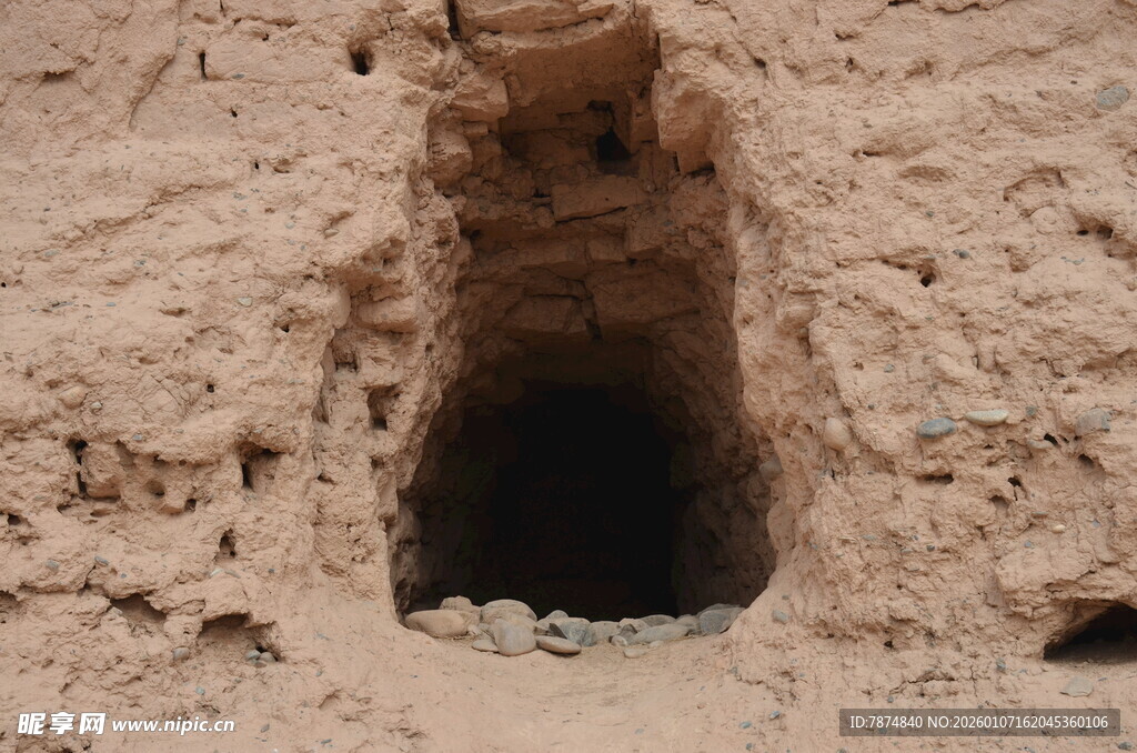 沙漠中的神秘洞穴入口