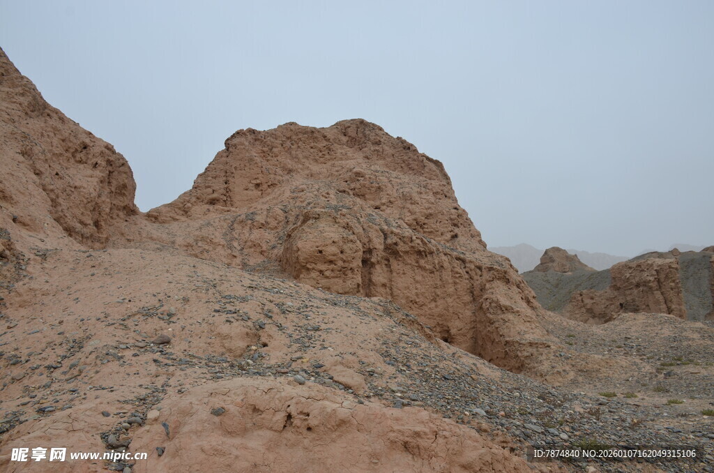 荒凉壮观的红色山丘地貌