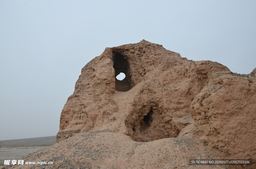 沙漠中的奇特多孔土岩
