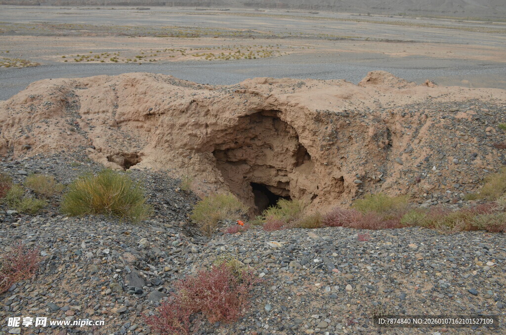 荒漠中的神秘洞穴