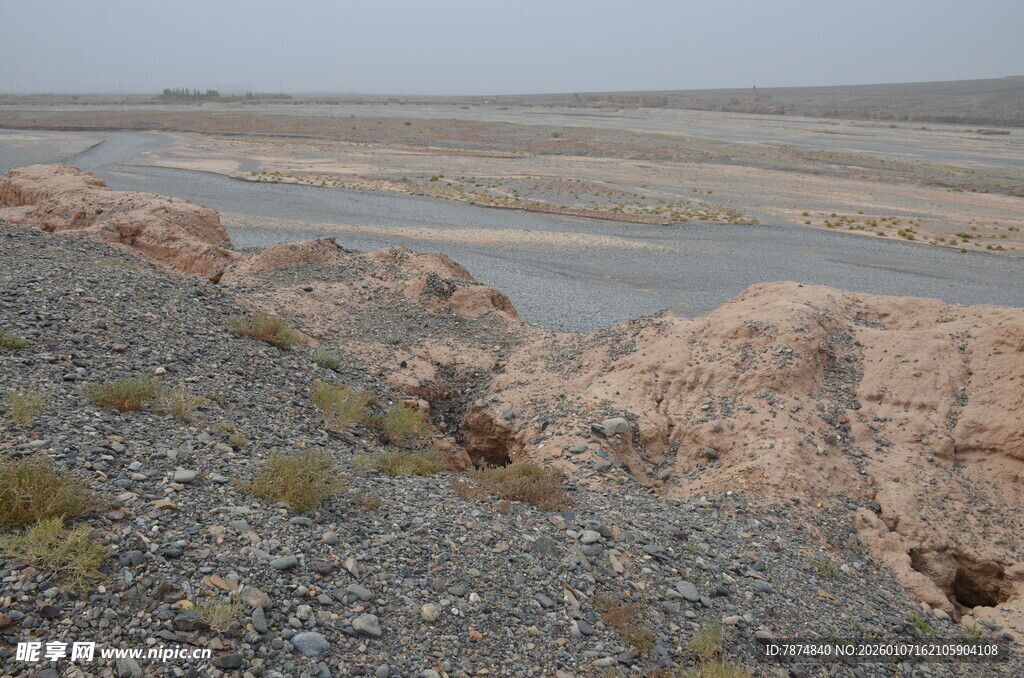 荒漠中的蜿蜒河流景观