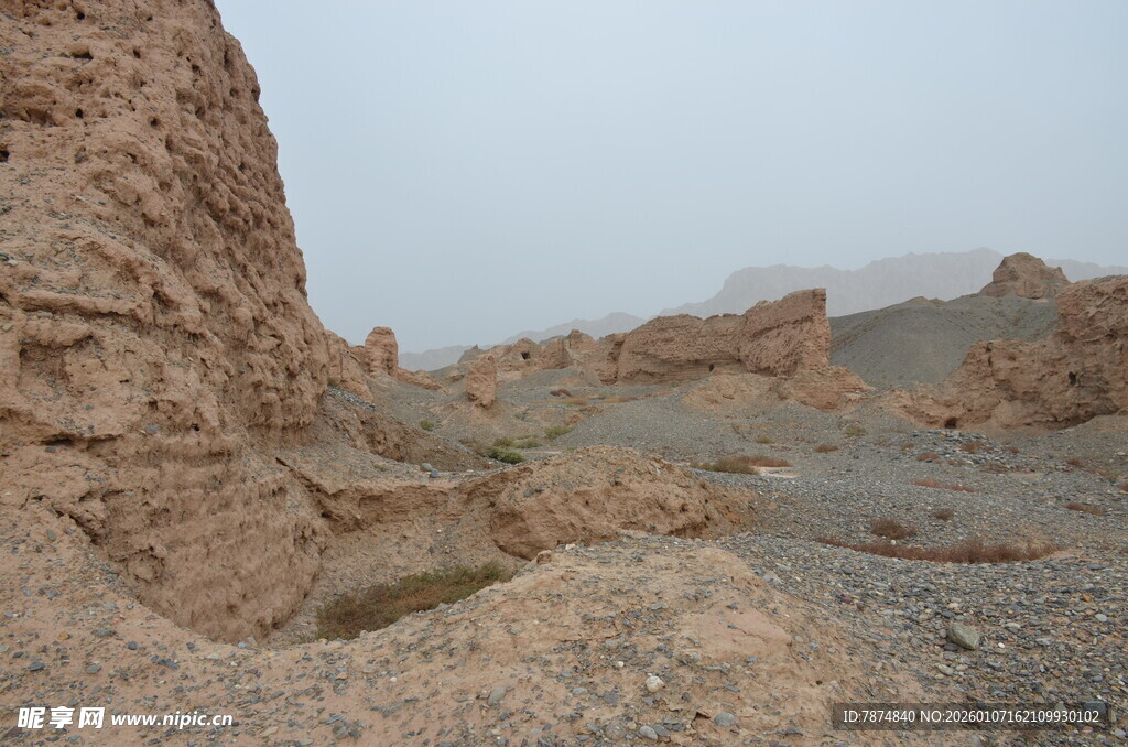 荒凉戈壁中的古老石堆遗迹