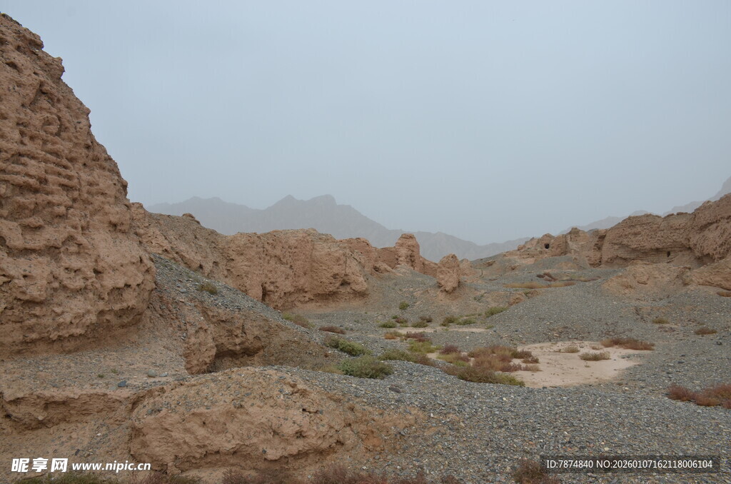 荒凉沙漠中的奇特岩石地貌