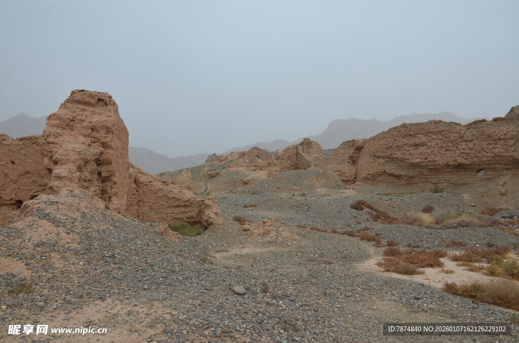荒凉戈壁中的奇特土丘