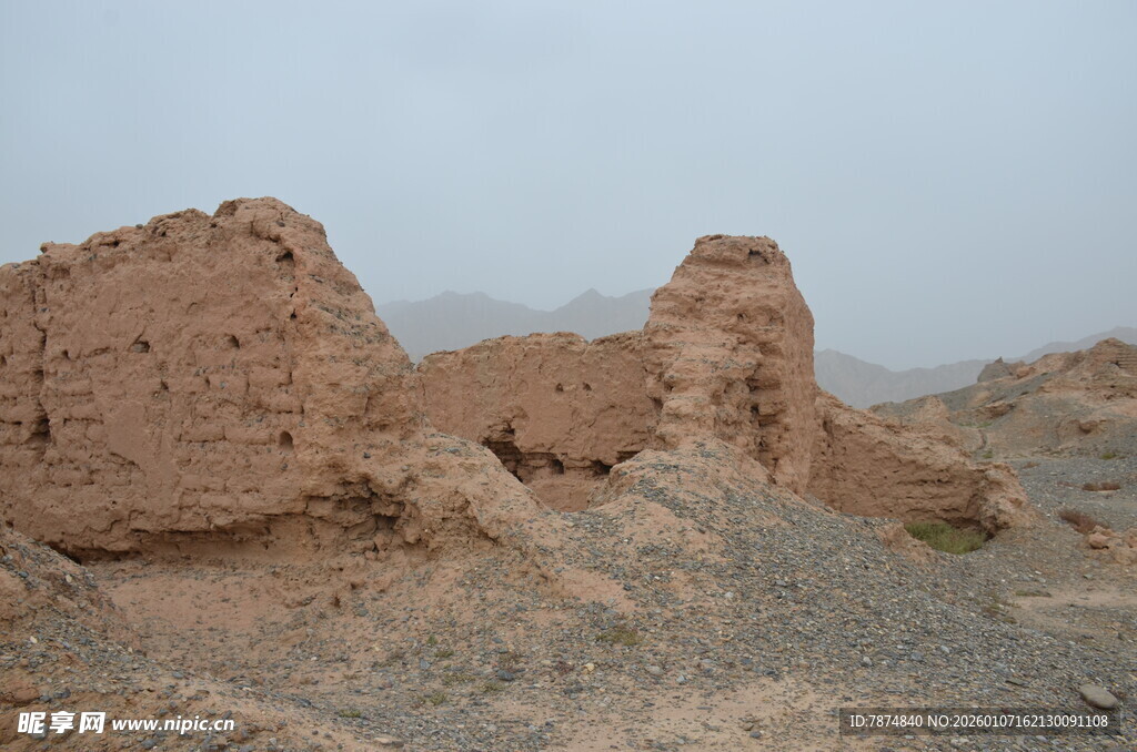 沙漠中的古老土筑遗迹