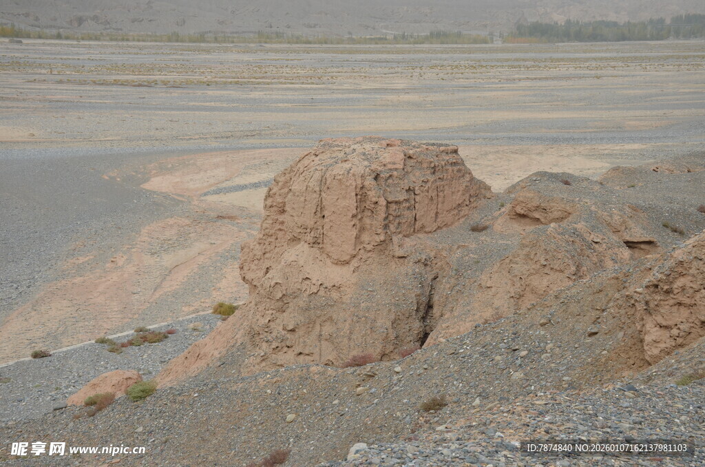 沙漠中的古老石堆遗迹