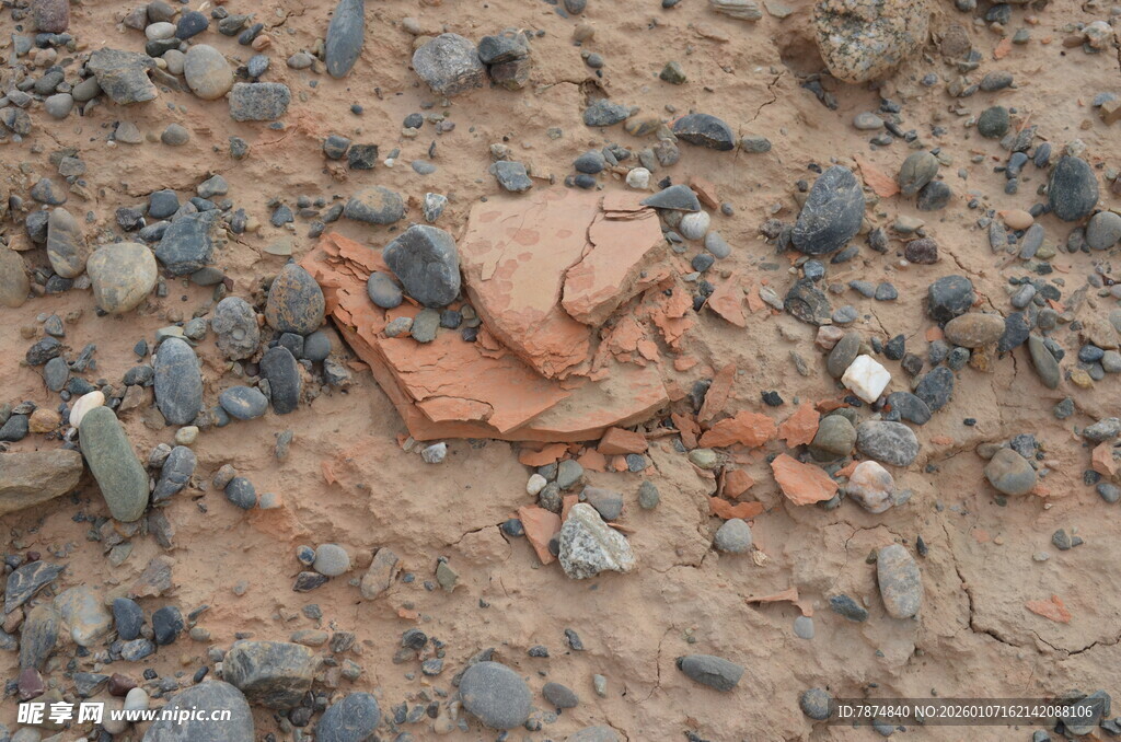地面上的破碎红砖与碎石