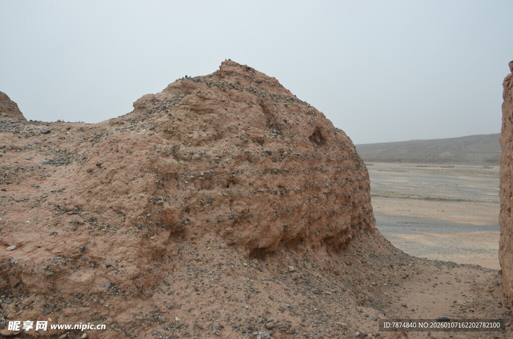 沙漠中的独特土堆景观