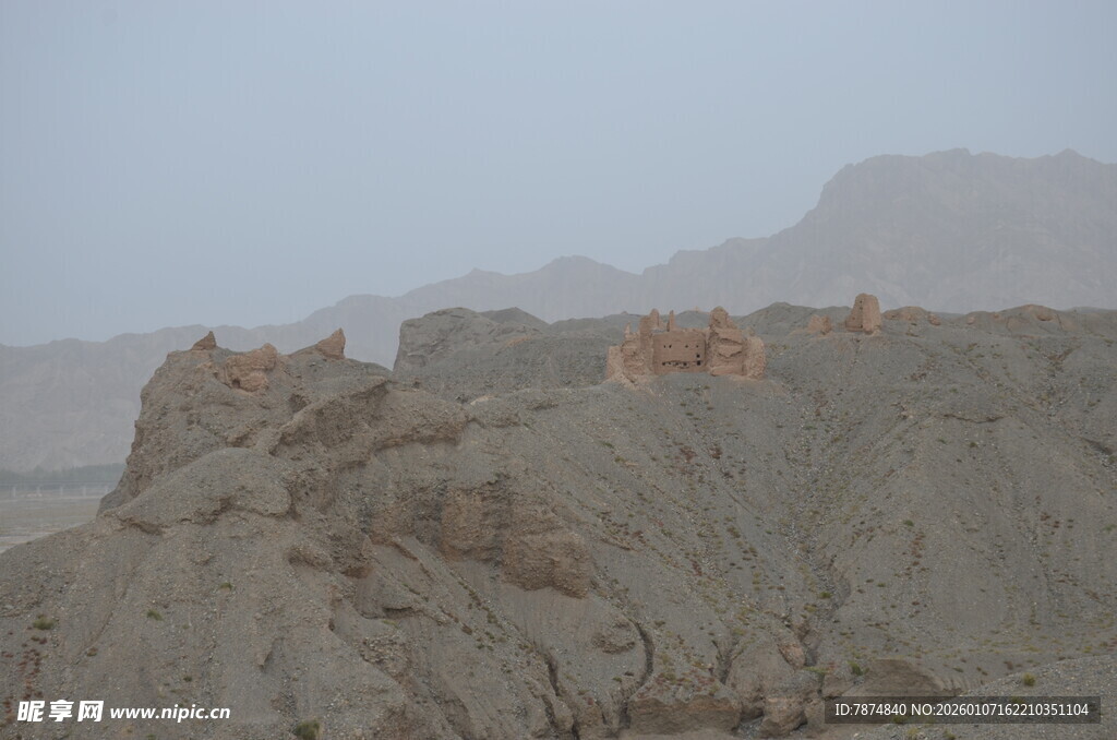 沙漠中的古老建筑遗迹