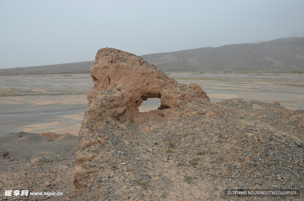 沙漠中的古老残垣断壁