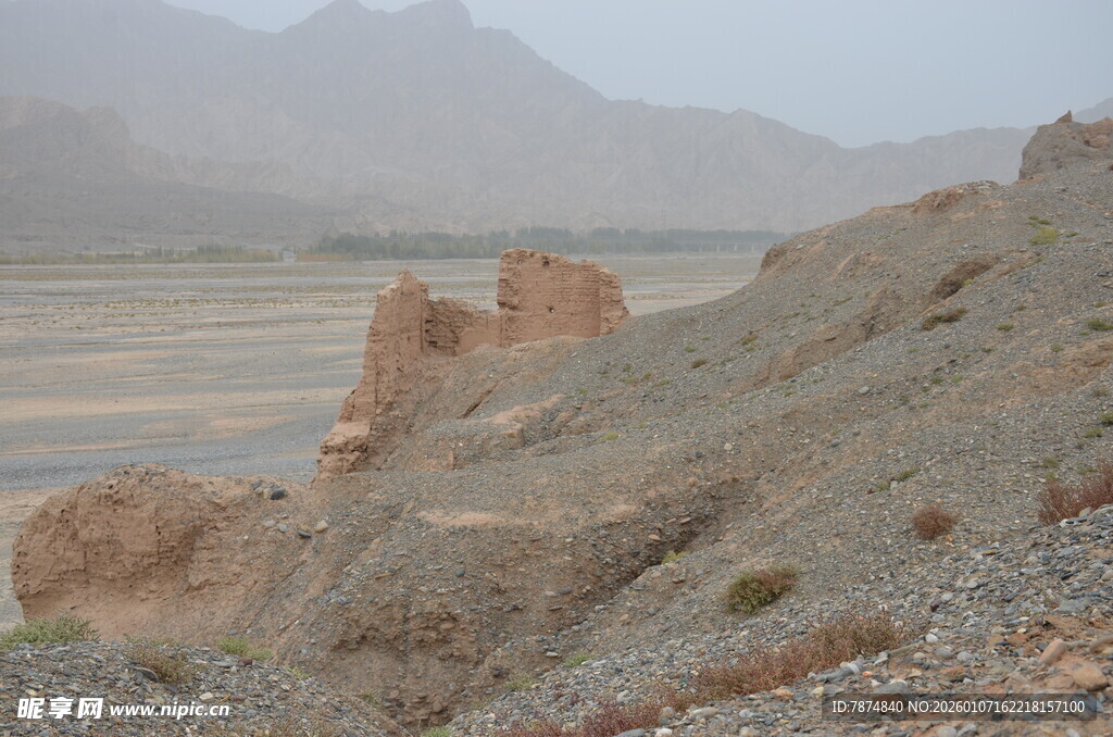 荒凉山丘上的古老遗迹