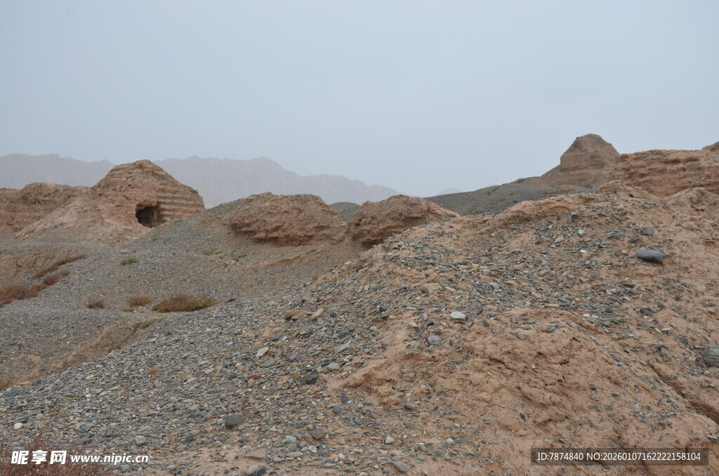 沙漠中的古老土筑遗迹