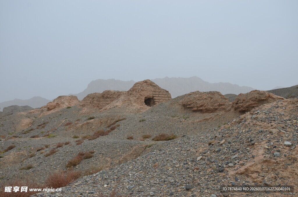 沙漠中的古老洞穴遗迹