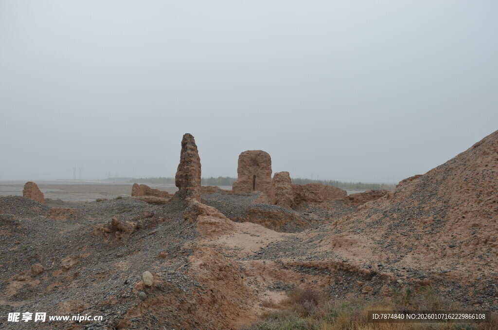 荒凉戈壁中的古老遗迹
