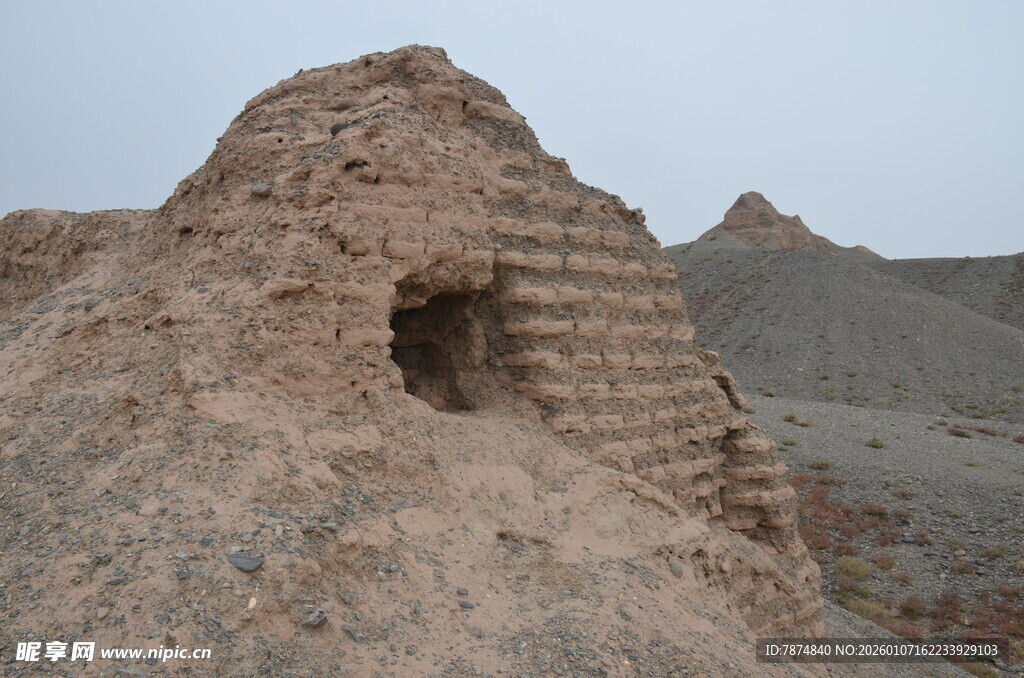 古老土筑遗迹洞口