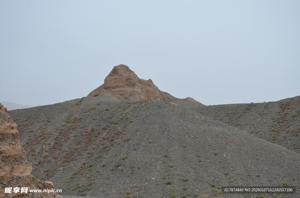 荒凉山丘上的独特岩石