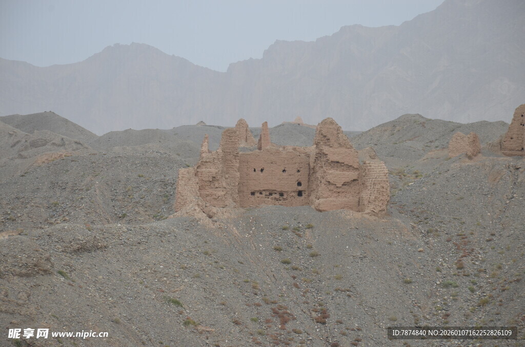 戈壁中的古老城堡遗迹