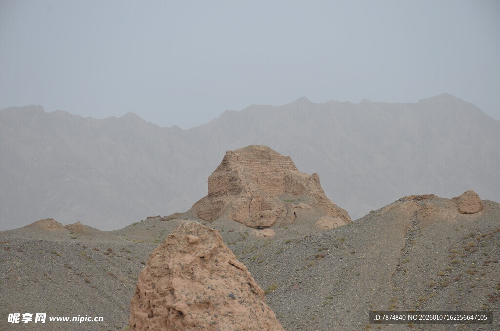 荒凉山丘上的古老土堆