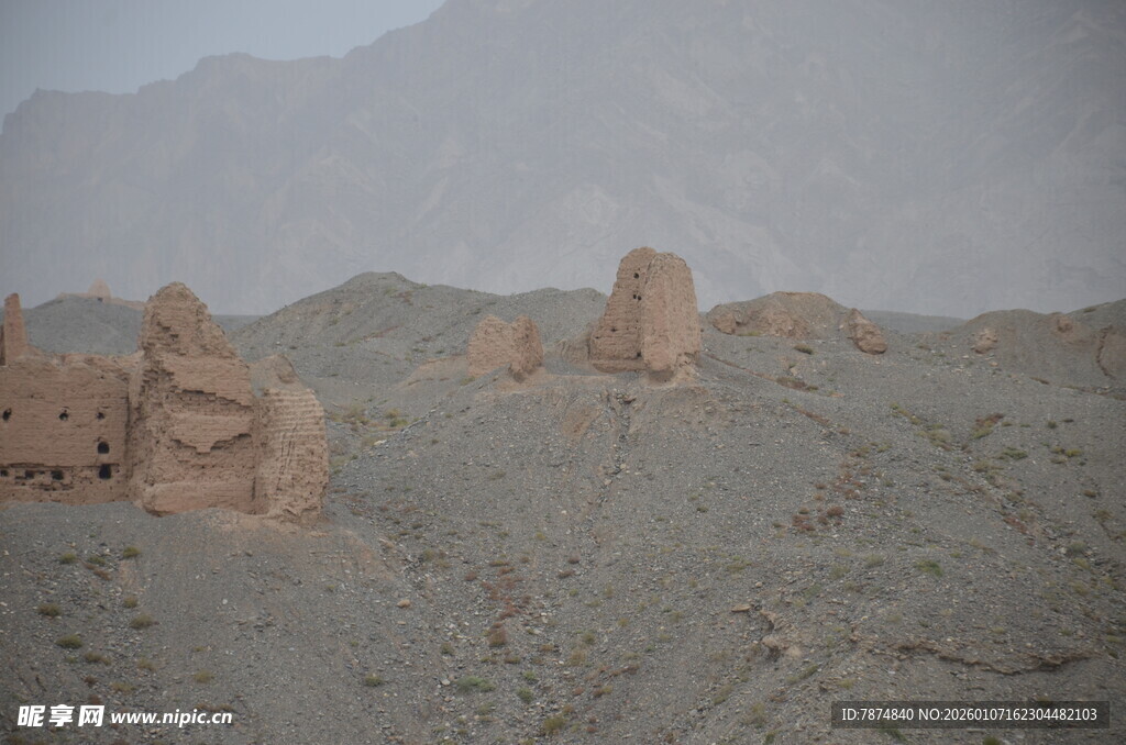 沙漠中的古老遗迹