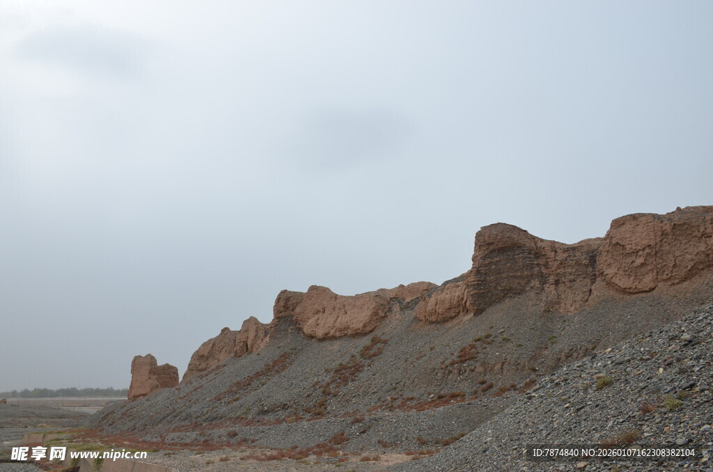 荒凉戈壁中的奇特土崖