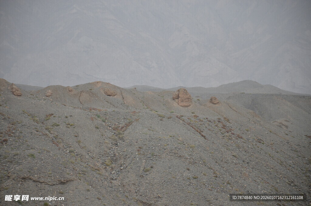 荒凉沙漠中的起伏地貌
