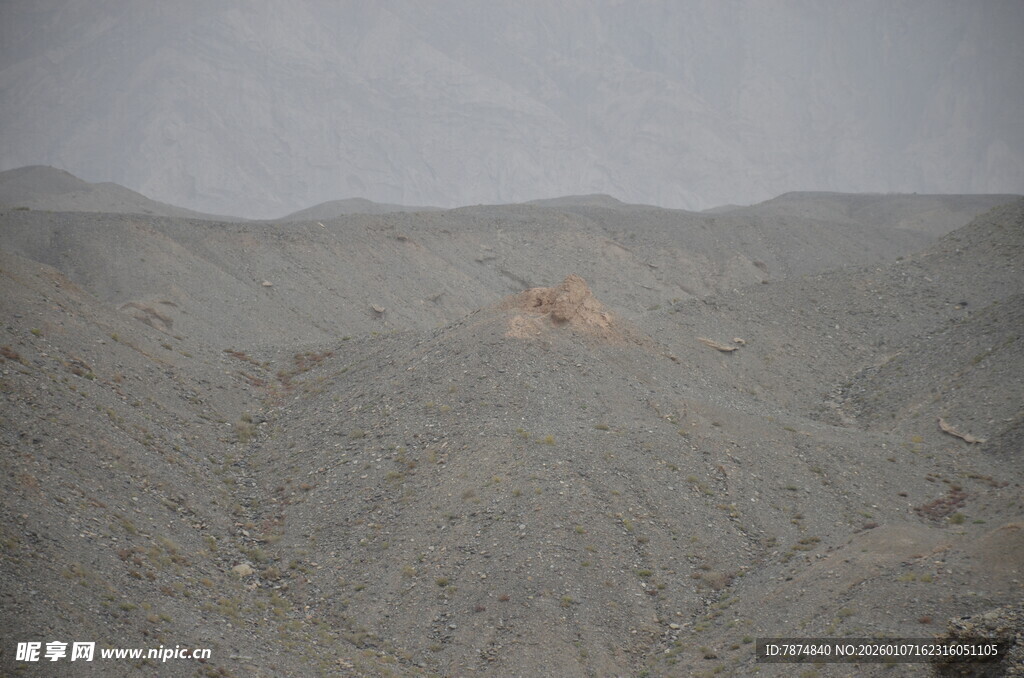 荒凉沙漠中的孤独建筑