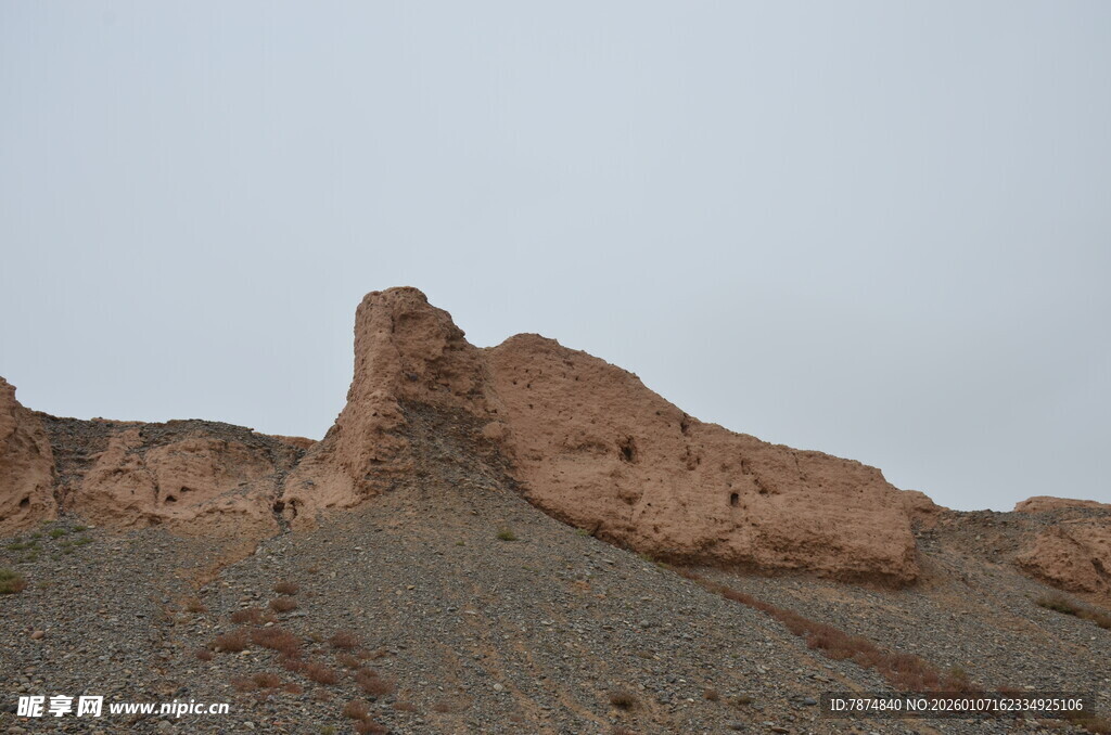 荒凉山丘上的奇特土岩