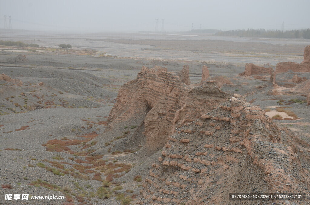 荒凉戈壁中的古老遗迹