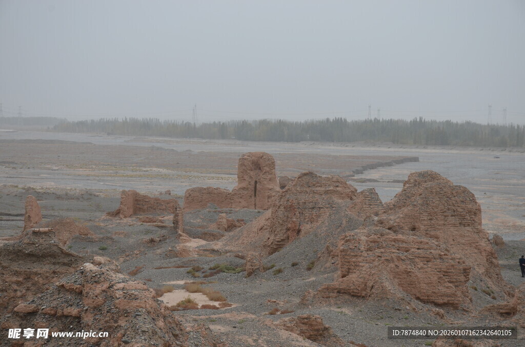 荒凉沙漠中的古老遗迹
