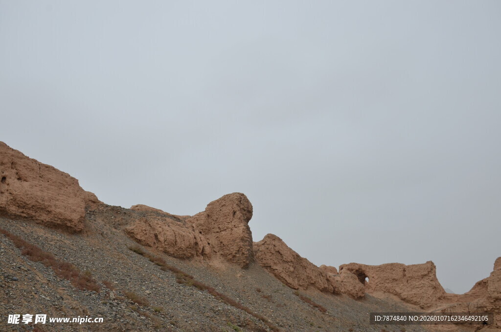 荒凉山丘上的奇特地貌