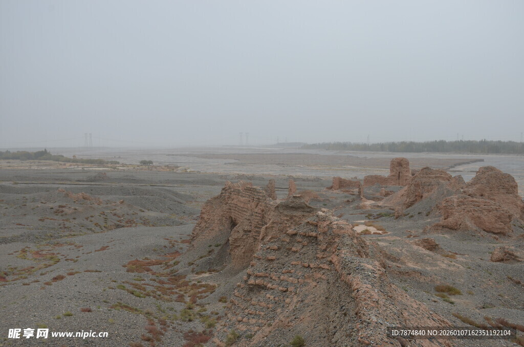 荒凉戈壁中的奇特土堆