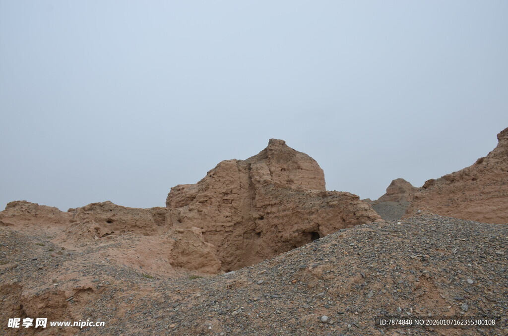 沙漠中的古老土堆遗迹