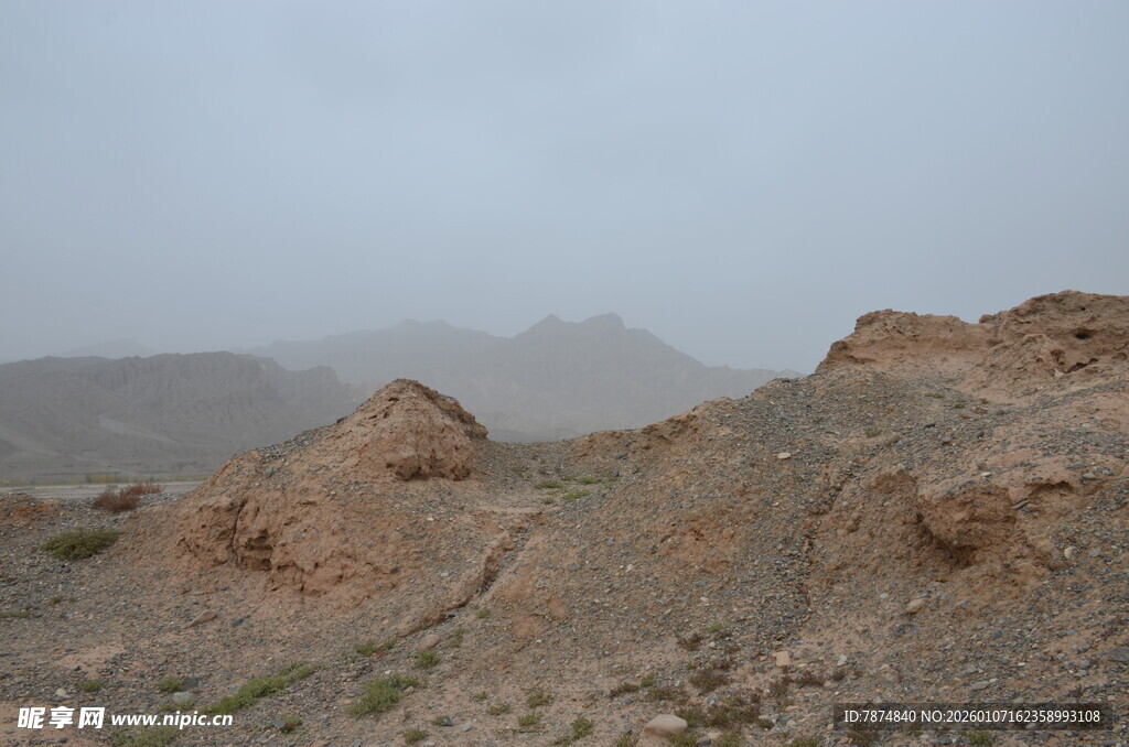 荒凉山丘景色