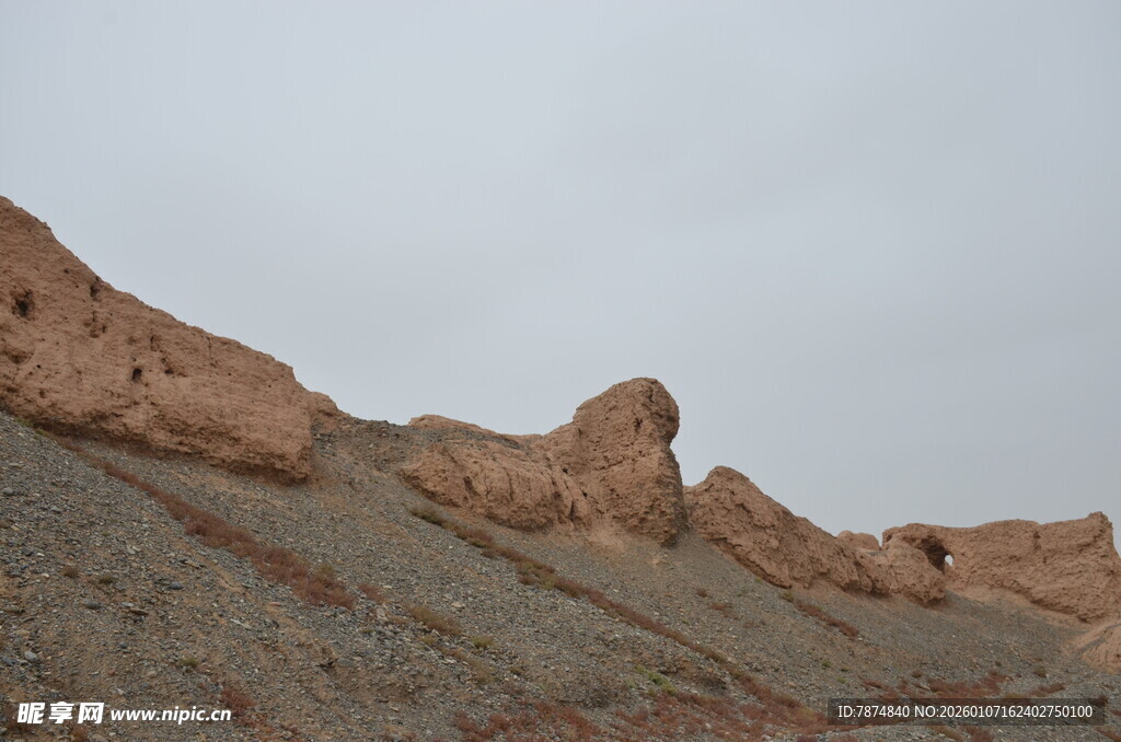 荒凉奇特的土山景观