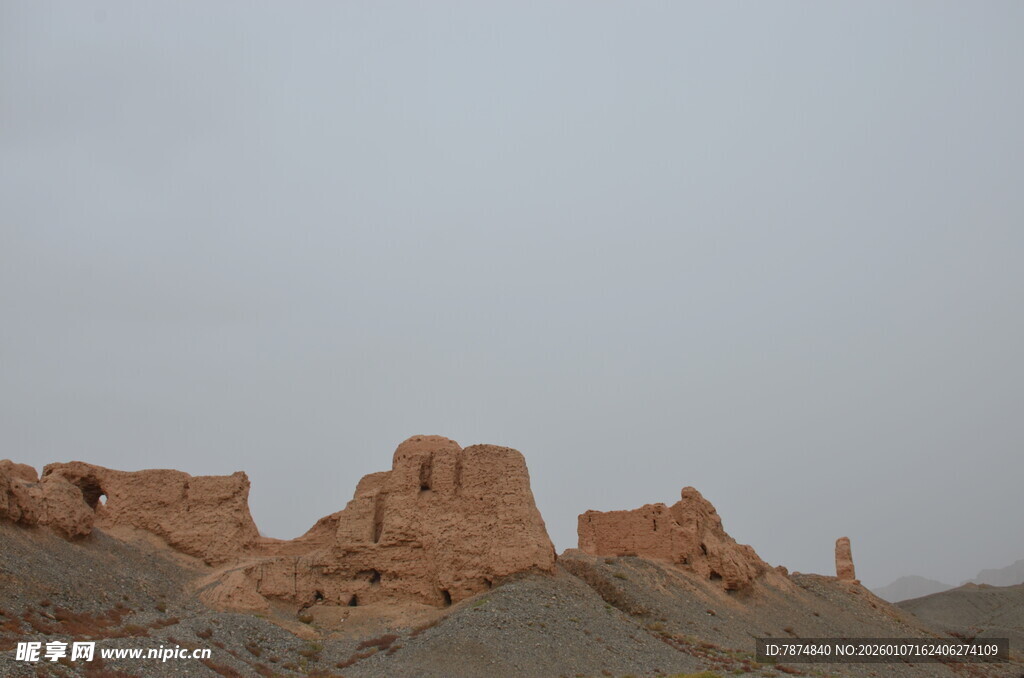 沙漠中的古老建筑遗迹