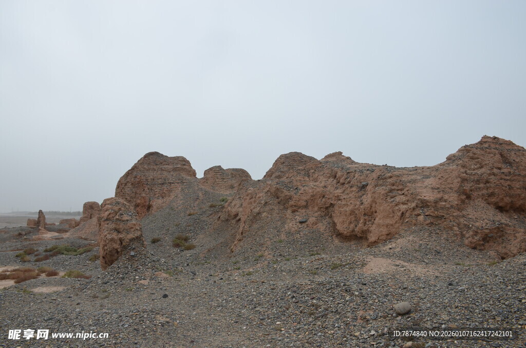 荒凉戈壁中的奇特土丘