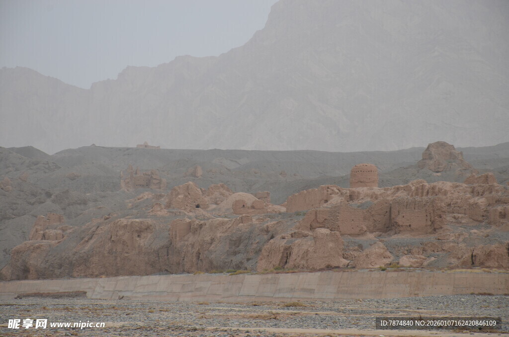 沙漠中的古老建筑遗迹