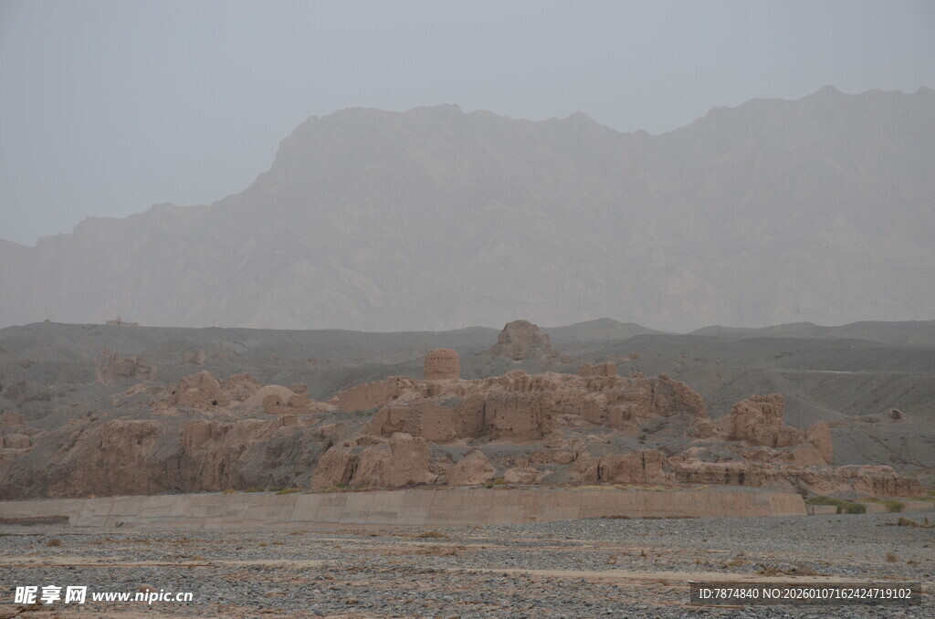 沙漠中的古老建筑遗迹