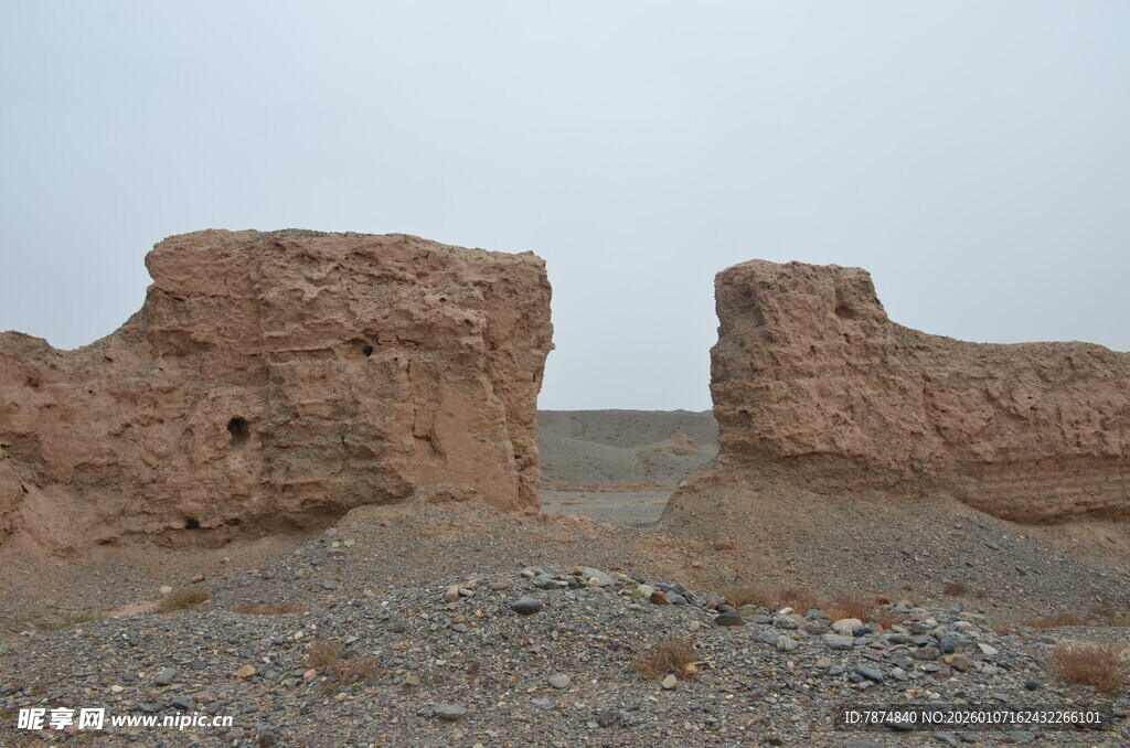 沙漠中的古老残垣断壁