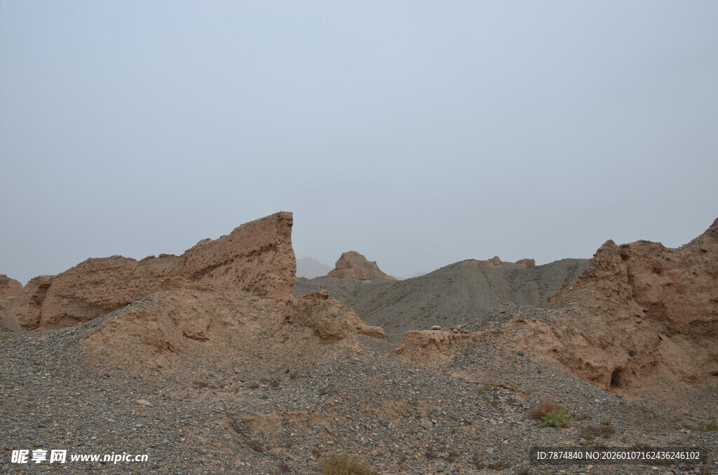 荒凉戈壁中的奇特地貌